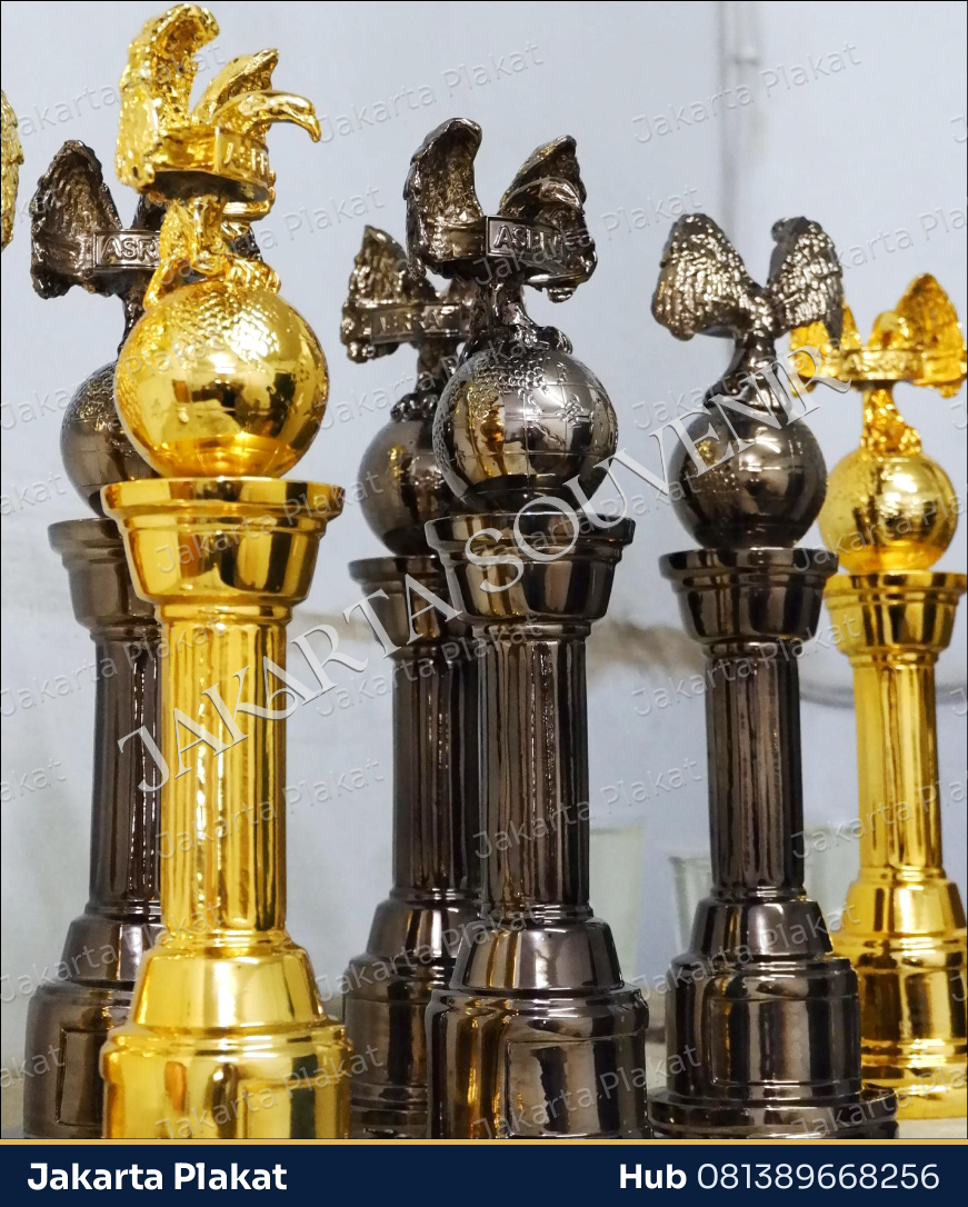 Trophy Bola Dunia Elang - Jakarta Plakat