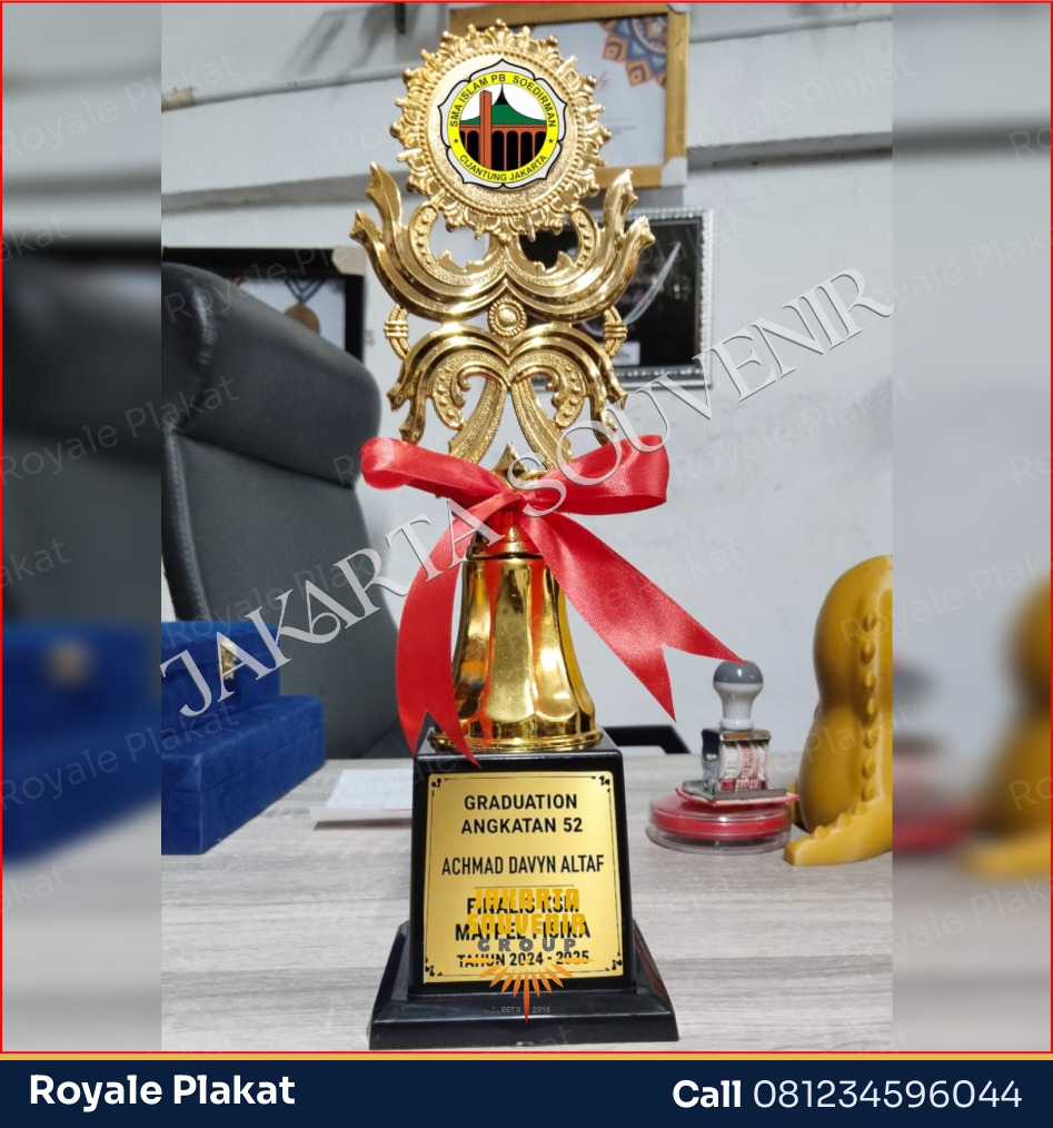 Piala Plastik Kaki Empat - ROYALE PLAKAT