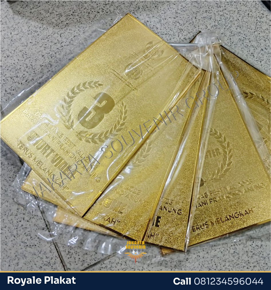 Pin Enamel Custom Logo - ROYALE PLAKAT