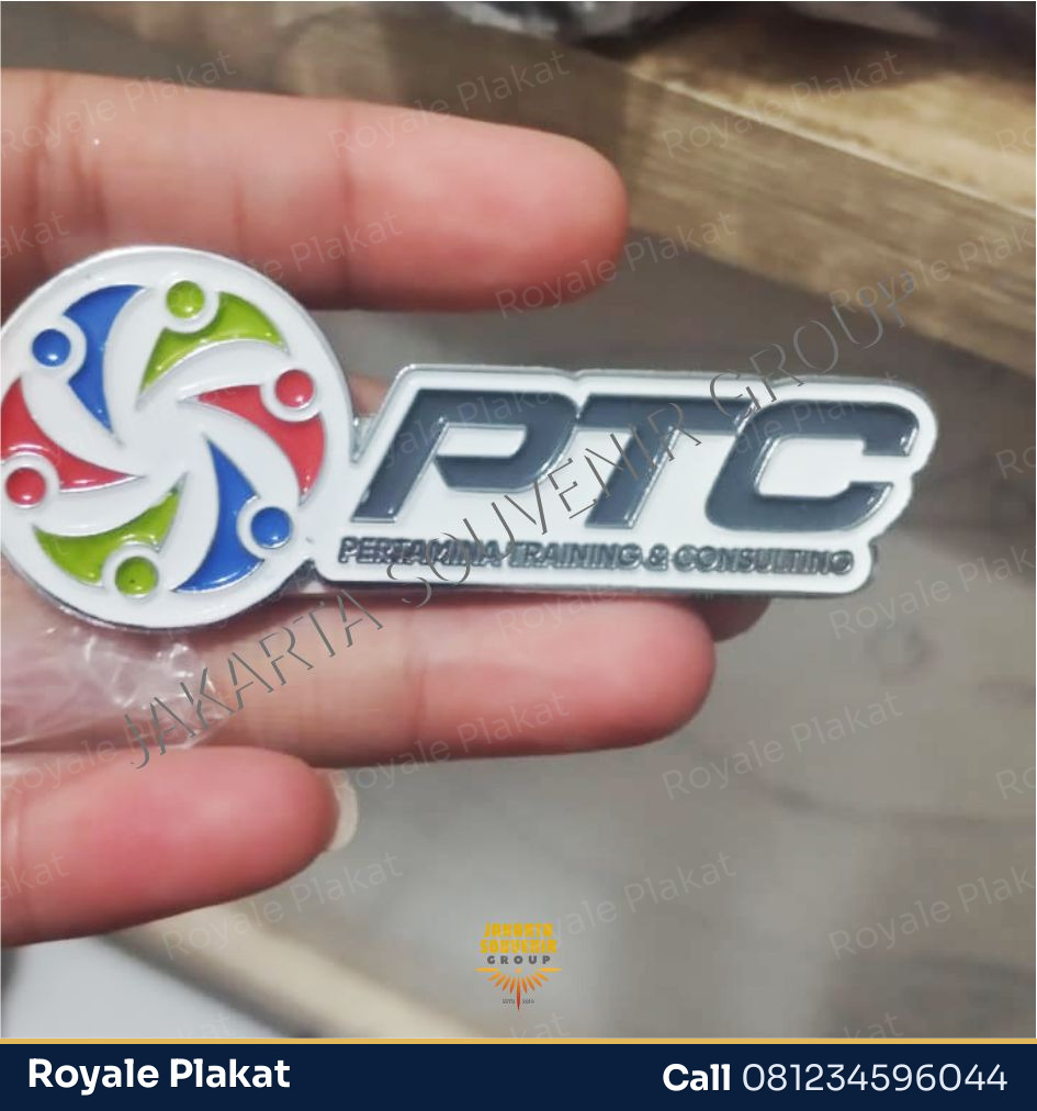 Pin Enamel Bulat Premium - ROYALE PLAKAT
